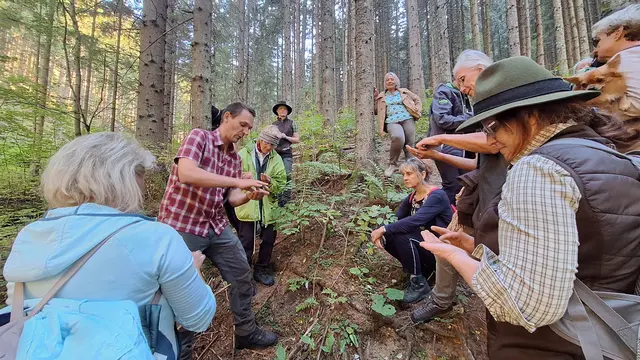 Joachim Kirchmaier erklärt den anwesenden Frauen die Fingerprobe zur Bestimmung des Oberbodens. Um die Bodenart auch im Wald beurteilen zu können.  | Foto: Katrin Stiper-Mauhart