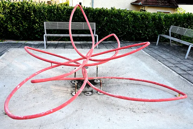 Brunnenskulptur "Rose" von Robert Kabas vor der Mittelschule in Seitenstetten | Foto: Hans-Peter Kriener