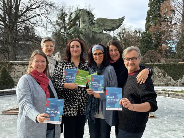 Das "Team Vielfalt" rund um Eva Spießberger (vorne links)- hier bei der Präsentation des Programms zum Monat der Vielfalt im Jahr 2025 | Foto: Lisa Gold