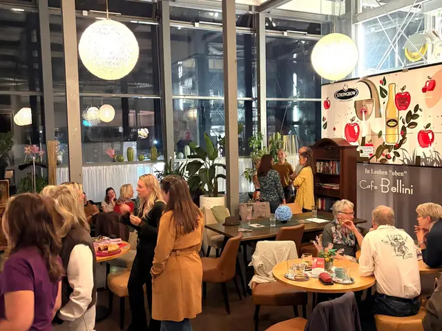 Ein stimmungsvoller Abend zwischen literarischen Einblicken, bildender Kunst und elektronischen Klängen lockte zahlreiche Besucherinnen und Besucher ins Café Bellini. | Foto: Elisabeth Egle