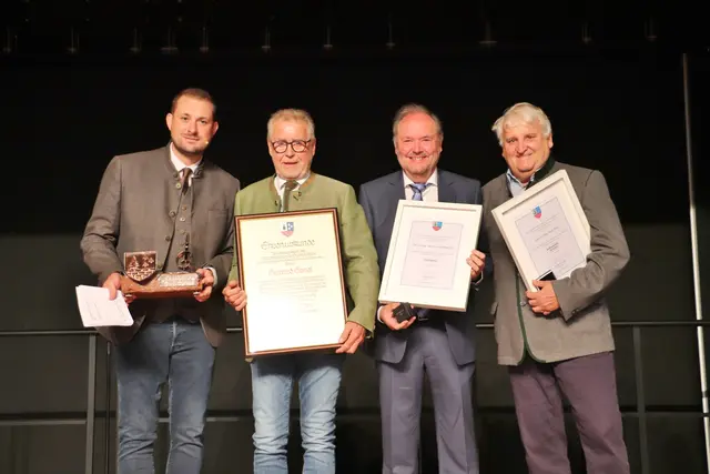 Bgm. Matthias Pokorn mit den Geehrten Gerhard Gangl, Werner Offenbacher und Karl Penz. | Foto: Edith Ertl