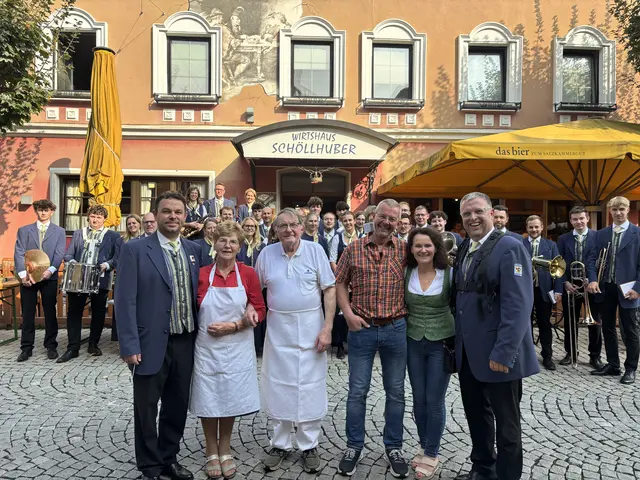 Die Stadtkapelle sagte "Danke": Kapellmeister Arnold Renhardt, Lore und Heinz Schöllhuber, Hannes und Mathilde Schöllhuber, sowie der Obmann der Stadtkapelle, Martin Buchegger (v.li.). | Foto: Staudinger