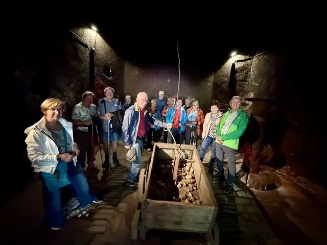 Staunende Blicke im einzigen weltweit erhalten Holzkohlehochofen der Welt. | Foto: Gaube