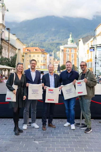 Eva Schumacher (Innsbruck Marketing), Roman Eberharter (Wirtschaftskammer), Bürgermeister Johannes Anzengruber, Sebastian Schneemann (Zentrumsverein) und Peter Paul Mölk (Innsbruck Tourismus).

Foto 2&amp;3: Tänzer:innen unterschiedlichster Tanzstile sorgten für Wow-Momente bei der Shopping Night. des Tiroler Landestheaters begeisterten mit ihrer Perfomance mitten in der Altstadt.

Foto 4: An mehreren Plätzen in der Stadt sorgten Tiroler Musiker:innen für tolle Stimmung.

Foto 5: Die Kampagne „INNS‘ trägt BRUCK“ wird „zum Leben erweckt“: Wer in Innsbruck einkauft, trägt ein Stück Innsbruck mit sich. | Foto: Alena Klinger