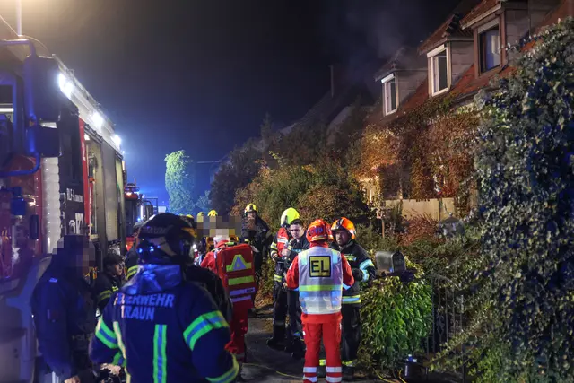 Dramatische Rettung bei Wohnhausbrand: Ein 66-Jähriger musste nach seiner Bergung reanimiert werden. | Foto: laumat/Matthias Lauber
