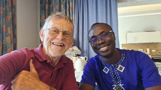 Toni Wintersteller mit Pfarrvikar Alphonse Fahin.