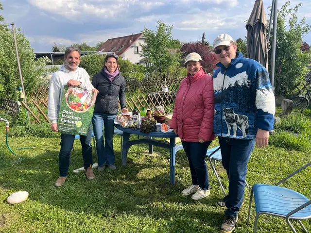 Markus Sitek, Isabella Schieszler-Lotschak mit Christa Käfer und Josef Schiefer: Abholmarkt in Lanzendorf. | Foto: privat