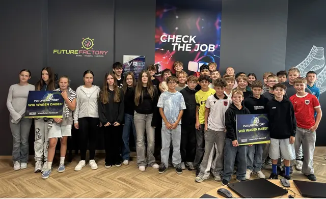 Die Schülerinnen und Schüler der 3a und 3c der Sport-Mittelschule Oberschützen besuchten die Future Factory. | Foto: WKB