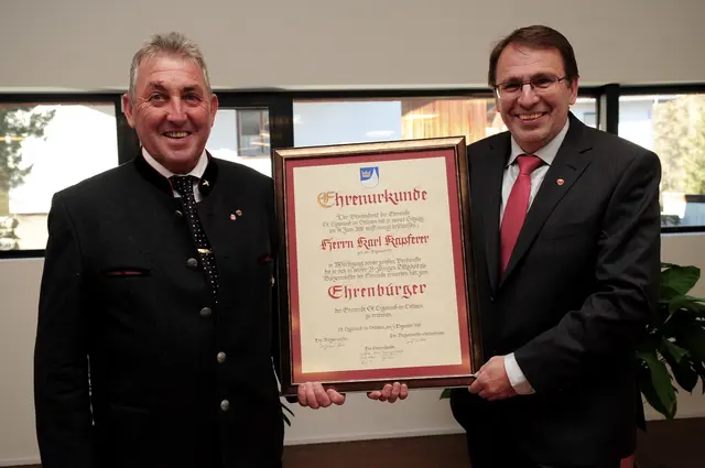 Erinnerung: Karl Kapferer wurde von seinem Nachfolger Toni Schiffmann die Urkunde zur Ehrenbürgerschaft überreicht. Beide verband auch eine große Freundschaft. | Foto: Hassl