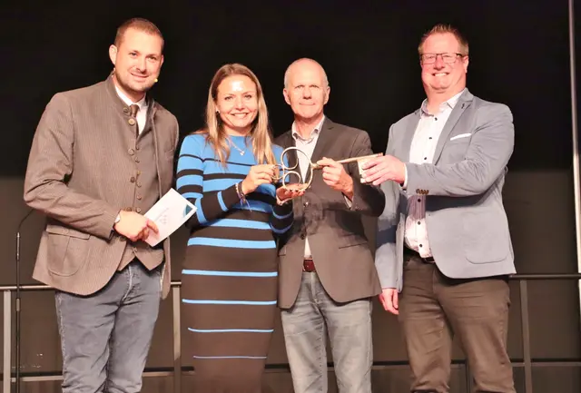 Symbolisch überreichte Bgm. Matthias Pokorn den Schlüssel zum Schulzentrum an die drei Schulleiter Olga Holzer-Taladianos, Reinhard Jagersbacher und Klaus Eder. | Foto: Edith Ertl