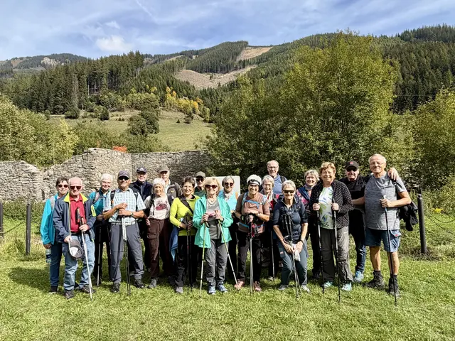 Die Kneipp-Wandergruppe vor der ehemaligen Römerstraße bei der Laurenzi Röstanlage in Vordernberg.  | Foto: Gaube