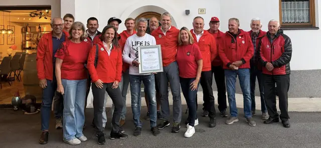 Zum 70er gab's Besuch von den Bergrettern: Ortsstellenleiter Ernst Höpperger, zwei „Gotln“ und Mitglieder des Ausschusses gratulierten Dr. Max Zimmermann (Mitte) zum 70. Geburtstag und überreichten ihm die Urkunde für 40 Jahre treue Mitgliedschaft sowie eine Geburtstagstorte. | Foto: Bergrettung Flaurling u.U.