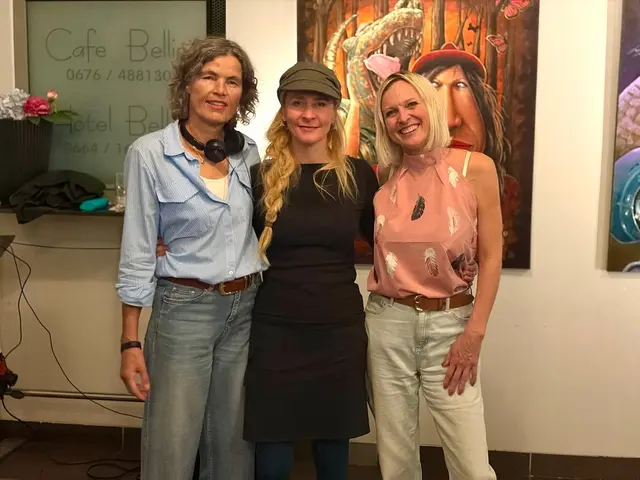 Unter dem Motto "Stories and Club Vibes" verschmolzen am Freitag im Café Bellini Literatur, bildende Kunst und elektronische Musik zu einer außergewöhnlichen Symbiose. Im Bild: Elisabeth Egle alias DJ Dharana, Künstlerin Su Wieser und Autorin Astrid Moder (v. l.) | Foto: Su Wieser