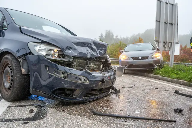 Verkehrsunfall in Voitsdorf: Nach dem Übersehen einer Stopp-Tafel kollidierten zwei Pkw, drei Personen wurden leicht verletzt. | Foto: Fotokerschi