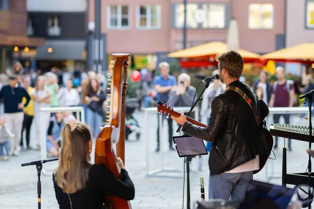An mehreren Plätzen in der Stadt sorgten Tiroler Musikerinnen und Musiker für tolle Stimmung.
 | Foto: Alena Klinger
