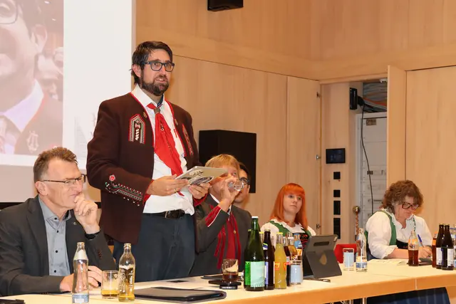 Bezirksobmann Alfred Lercher bei seinem Bericht - ihm wurde für drei weitere Jahre das Vertrauen ausgesprochen
