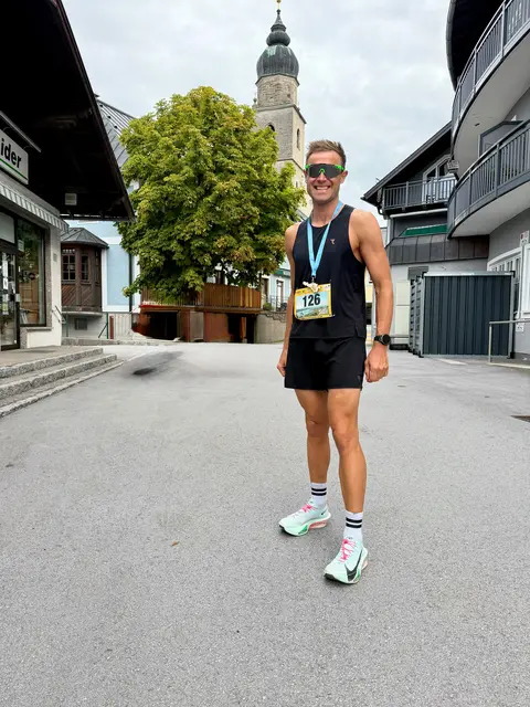Nach 3,8 Kilometern Schwimmen, 180 km Radfahren und 42,2 km Laufen kam Dominik Hellstern in Klagenfurt nach neun Stunden und 52 Minuten ins Ziel. | Foto: Dominik Hellstern