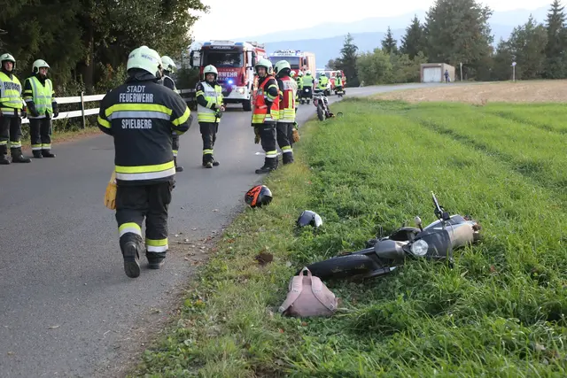 Die Einsatzkräfte am Unfallort.