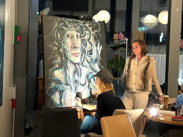 Wieser arbeitete im Laufe des weiteren Abends live an ihrem Bild "Medusa". | Foto: Elisabeth Egle