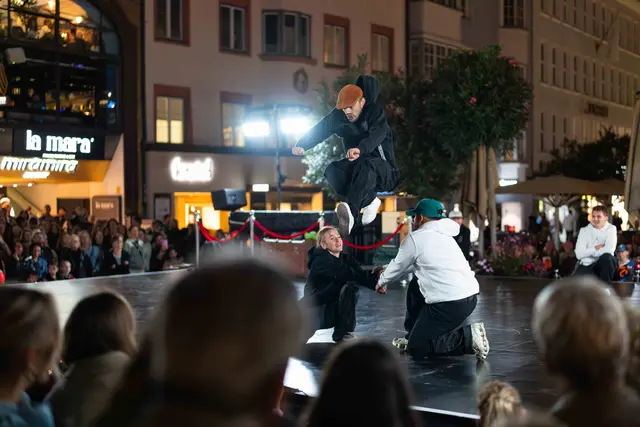 Tänzerinnen und Tänzer unterschiedlichster Tanzstile bei der Shopping Night.  | Foto: Alena Klinger