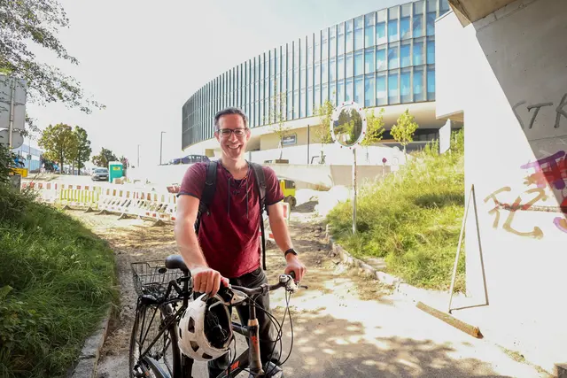 Vizebürgermeister Kay-Michael Dankl vor Ort bei den Arbeiten in der Lexengasse in Taxham. Durch die Maßnahmen soll der Geh- und Radweg sicherer gestaltet werden. | Foto: Stadt Salzburg