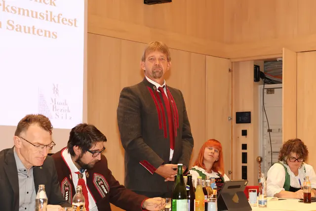 Bezirkskapellmeister Martin Dosch dankte den Mitgliedskapellen für die gute Zusammenarbeit in den letzten drei Jahren