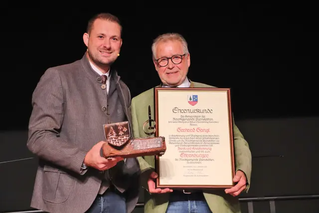 Bgm. Matthias Pokorn überreichte Gerhard Gangl die Urkunde, die ihn zum Ehrenbürger auszeichnet.  | Foto: Edith Ertl