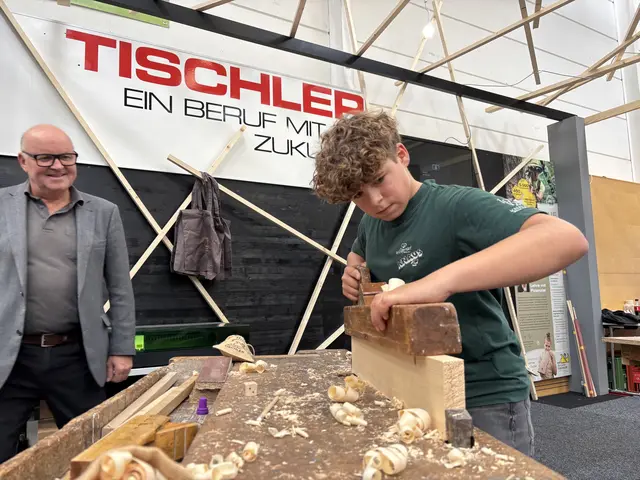 An den Messeständen präsentierten sich zahlreiche Berufsfelder, in denen junge Menschen ihre Talente und Interessen verwirklichen können. | Foto: MeinBezirk/Gerda Sammer-Schmidt