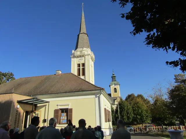Der evangelische Glockenturm im Vordergrund, dahinter die katholische Kirche.