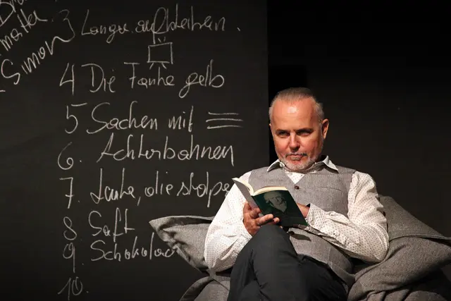 Souveräne One-Man-Show mit Hartwig Ladner in „All das Schöne“: Er breitet in der Stadtbühne Imst ein tief erspürtes Leben in Erinnerungen, Brüchen und glücklichen Augenblicken aus.