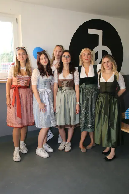 v. li. Anna, Anna, Lena, Vanessa, Joceline und Lenia, sie sorgten für den Ausschank 