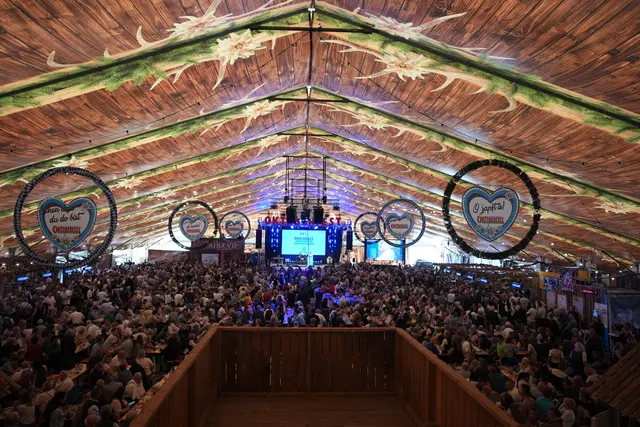 Rund 4.000 Menschen feierten mit der FPÖ im Hartberger Bierzelt. | Foto: Mario Gimpel