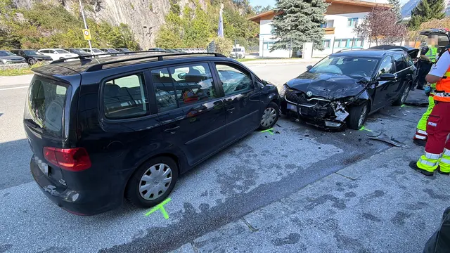 Auf der Loferer Straße in Kirchbichl kam es am Sonntagnachmittag zu einer Frontalkollision. | Foto: ZOOM.TIROL