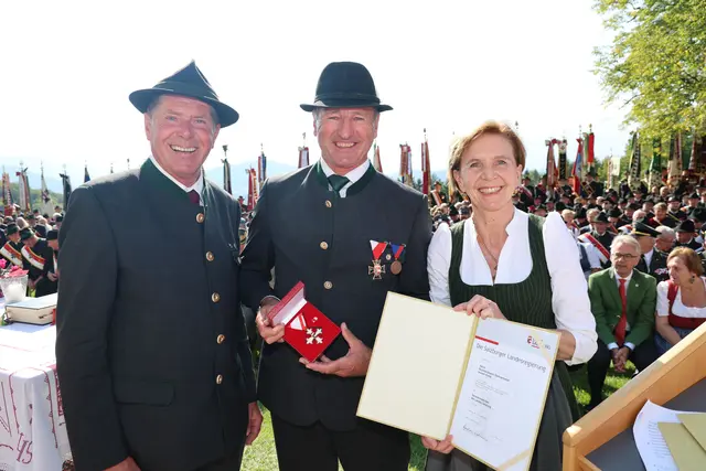 Im Bild Landtagspräsidentin Brigitta Pallauf (rechts) und der Präsident des Salzburger Kameradschaftsbundes Johann Hillerzeder (links) bei der Verleihung des Verdienstzeichen des Landes Salzburg an Hubert Höller aus Dorfgastein