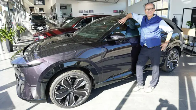 Thomas Kolm mit dem neuen Mazda CX-6e. | Foto: Franz Fichtinger