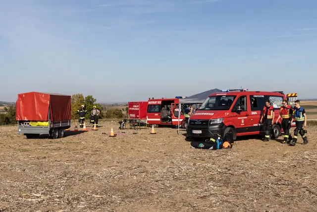 Elf Feuerwehren mit 25 Fahrzeugen standen im Einsatz. | Foto: BFKDO Hollabrunn