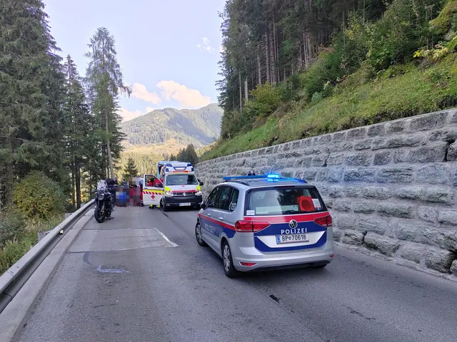 Auf der Gerlosstraße im Gemeindegebiet von Hainzenberg kam es zu einer Frontalkollision zwischen zwei einspurigen Kraftfahrzeugen. | Foto: ZOOM.TIROL