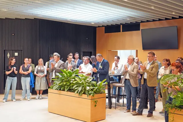 Die Eröffnung der Messe fand im Foyer mit geladenen Gästen aus Politik, Wirtschaft und Öffentlichkeit statt. | Foto: Stadtgemeinde Fürstenfeld