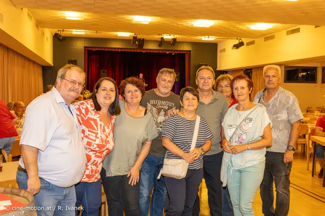 Mitglieder des Tanzclubs Himberg gesellten sich zur späteren Abendzeit noch zum "Heurigen". | Foto: cine-motion.at / R. Ivanek
