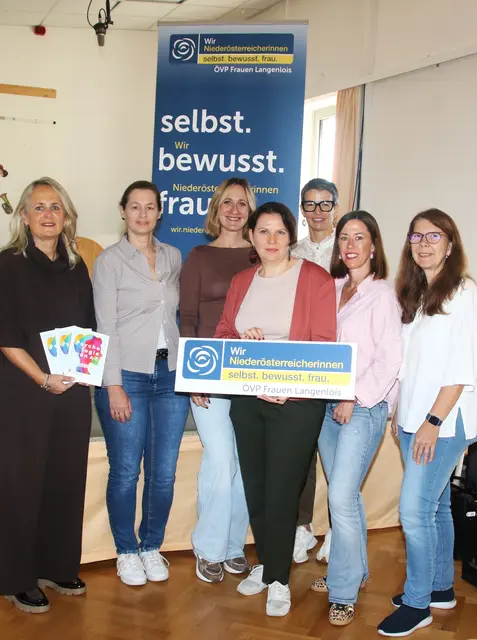 Psychologin Mag. Bettina Wallner aus Langenlois, mit dem „Wir Niederösterreicherinnen“-Vorstand Brigitta Lemp, Lisa Nastl, Brigitte Schuh, Birgit Meinhard, Natascha Kitzler und Andrea Berner.