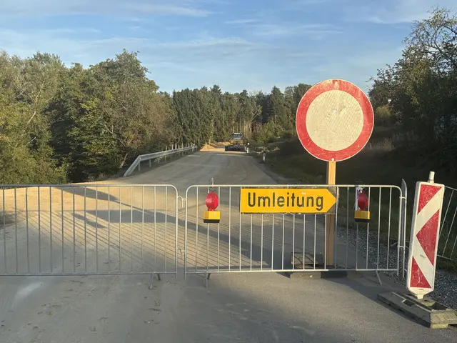 Die Landesstraße 251 in den Rohrbrunner Bergen in Richtung Rohr wird grundlegend saniert. Die Umleitung für den Verkehr erfolgt lokal. | Foto: Martin Wurglits