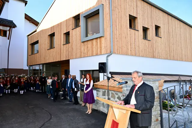 Bürgermeister Anton Bucher bei seiner Festrede vor dem neuen Gemeinschaftshaus im Ortszentrum. | Foto: Hassl