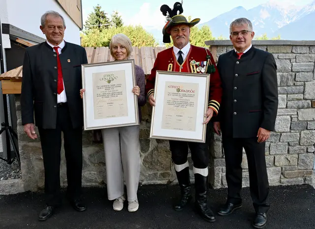 Große Ehrungen: Evelin Holzmann und Helmut Brandner, flankiert von Bgm. Anton Bucher (li.) und GV Jakob Annewanter | Foto: Hassl