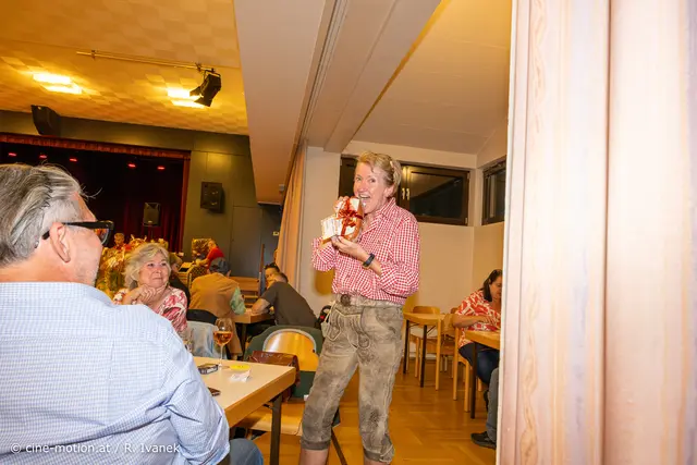 Maria K. aus Klosterneuburg im Trachtenoutfit und glückliche Gewinnerin. | Foto: cine-motion.at / R. Ivanek