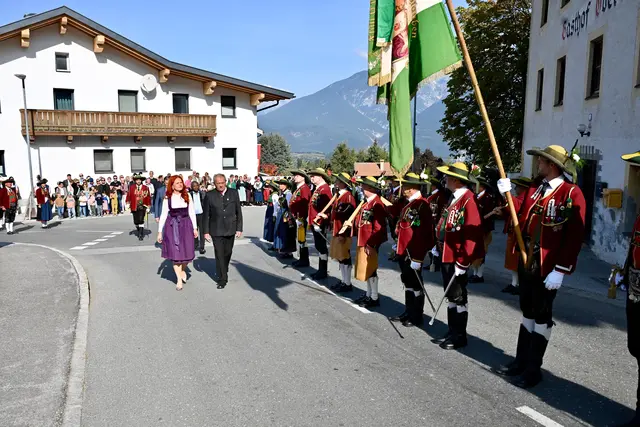 Der Landesübliche Empfang mit Abschreiten der Front bildete den Auftakt der Festlichkeit. | Foto: Hassl