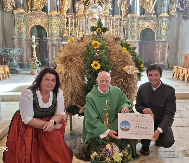 Ortsbäuerin Heidi Schitter und Ortsbauernobmann Martin Planitzer mit Dechant Christian Schreilechner