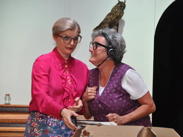 Marie (Ramona Grander) und Seniorchefin Ottilie (Barbara Kals) haben eine Idee zur Rettung ihres maroden Kaffeehauses