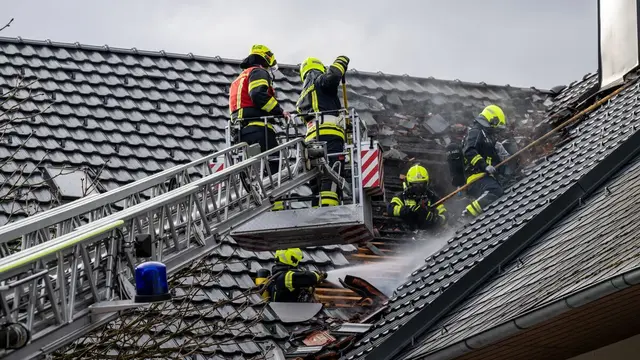 Dachstuhlbrand in Gamlitz: Feuerwehren im Großeinsatz, keine Verletzten. (Symbolbild) | Foto: Karl Pils