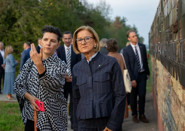 Landeshauptfrau Johanna Mikl-Leitner mit der Künstlerin Azra Aksamija, die den Gedenkort gestaltet hat. | Foto: NLK Burchhart