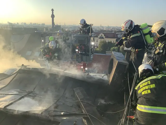 Bei einem Wohnungsbrand in Döbling starb eine 46-jährige Frau. Der Brand in der im Dachgeschoss gelegenen Wohnung weitete sich auch auf das Dach aus, es kam zu einem Großeinsatz der Feuerwehr.  | Foto: Stadt Wien/Feuerwehr